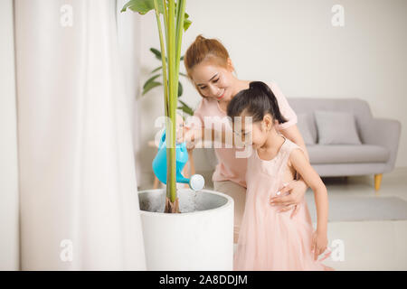 Mamma e figlia di impianti di irrigazione in appartamento Foto Stock