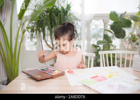 Andare a scuola è il vostro futuro. Istruzione, apprendimento, insegnamento. una giovane ragazza la colorazione di una foto Foto Stock