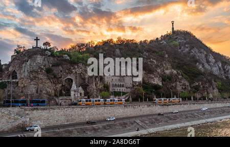 Grotta di Budapest chiesa e la statua della libertà durante il tramonto. Foto Stock