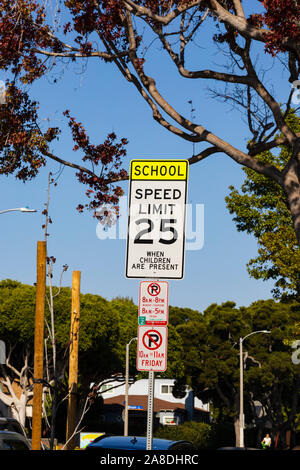 Segnale di limite di velocità, quando i bambini sono presenti. Santa Monica, nella contea di Los Angeles, California, Stati Uniti d'America Foto Stock