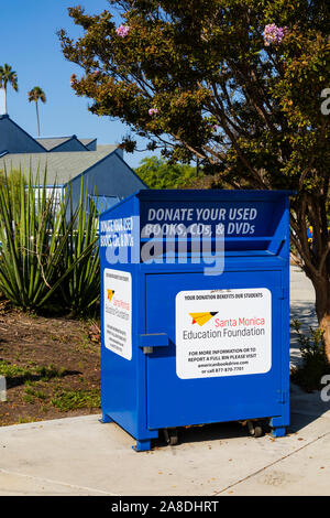 Recepticle per libri usati, CS e i DVD per istruzione, Ocean Park Boulevard, Santa Monica, nella contea di Los Angeles, California, Stati Uniti d'America Foto Stock