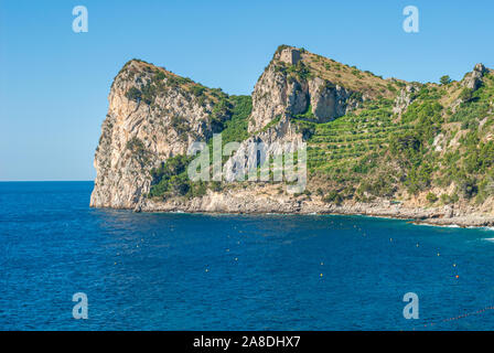 Tre Pizzi di montagna della Baia di Ieranto, di Massa Lubrense, con la Torre di Montalto sul vertice, preso dalla spiaggia di Nerano, vicino a Sorrento Foto Stock