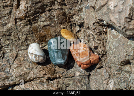 Marine Pietre erose dalle acque del mare di vari colori e forme prese sulla spiaggia di Nerano, vicino a Sorrento Foto Stock