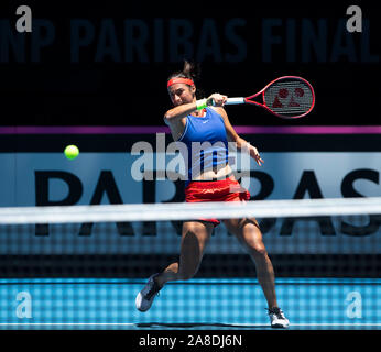 Perth, Western Australia. 8 novembre 2019; RAC Arena, Perth, Australia occidentale, Australia; Fed Cup by BNP Paribas Tennis finale, Australia contro la Francia, giorno di pratica; Caroline Garcia di Francia svolge un diretti shot durante la pratica - Editoriale usare carte di credito: Azione Plus immagini di sport/Alamy Live News Foto Stock