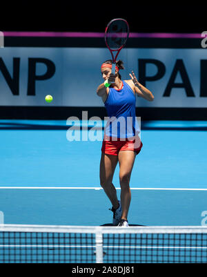 Perth, Western Australia. 8 novembre 2019; RAC Arena, Perth, Australia occidentale, Australia; Fed Cup by BNP Paribas Tennis finale, Australia contro la Francia, giorno di pratica; Caroline Garcia di Francia svolge un diretti shot durante la sua sessione di prove libere - Editoriale usare carte di credito: Azione Plus immagini di sport/Alamy Live News Foto Stock