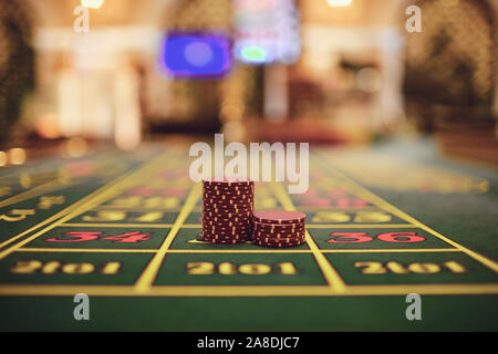 Roulette chip su un tavolo da gioco in un casinò. Foto Stock