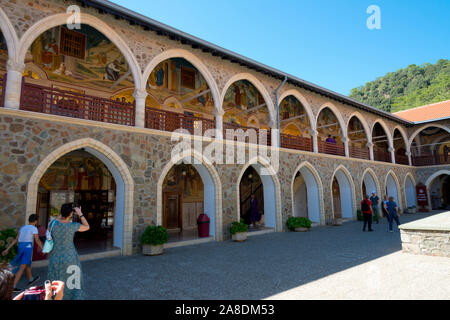 Il Monastero Kykkos alta nei monti Troodos del distretto di Paphos. Fondata nel XI secolo fu bruciato giù più volte. Foto Stock