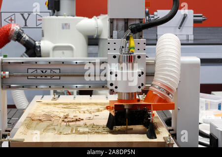 Macchina CNC. Fresatura e incisione di installazione. Macchine per la lavorazione del legno CNC macchina. Macchina di alta qualità per fresatura e incisione di superfici di parti. Foto Stock