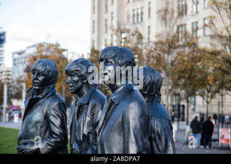 Statua di Beatles band sorge nella città di Liverpool, scolpito da Andrea Edwards Foto Stock