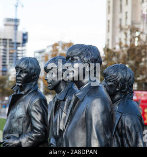 Statua di Beatles band sorge nella città di Liverpool, scolpito da Andrea Edwards Foto Stock