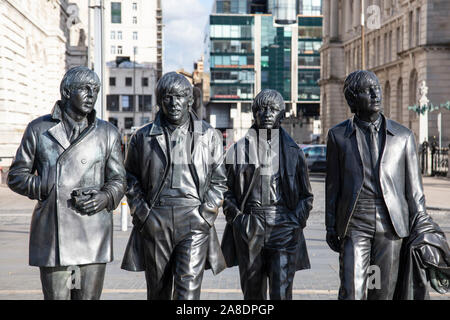 Statua di Beatles band sorge nella città di Liverpool, scolpito da Andrea Edwards Foto Stock