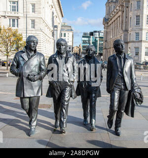 Statua di Beatles band sorge nella città di Liverpool, scolpito da Andrea Edwards Foto Stock