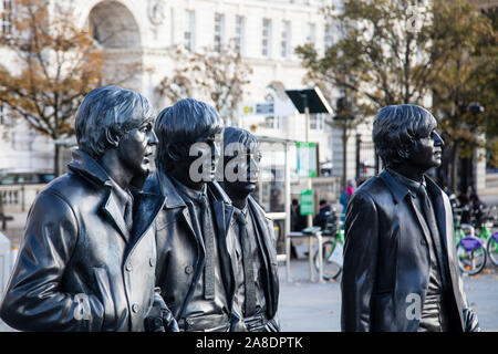 Statua di Beatles band sorge nella città di Liverpool, scolpito da Andrea Edwards Foto Stock