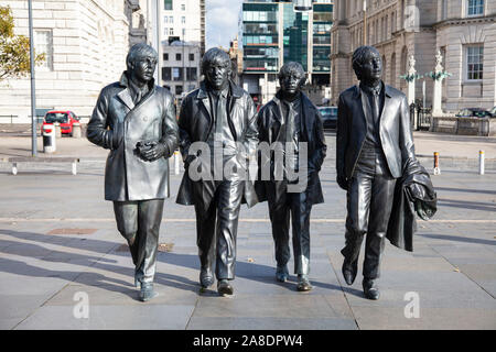 Statua di Beatles band sorge nella città di Liverpool, scolpito da Andrea Edwards Foto Stock