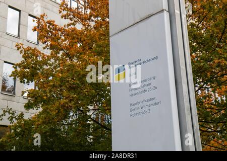 Berlino - 8 Novembre 2018: Segno della Deutsche Rentenversicherung / Assicurazione pensionistica in Kreuzberg in autunno Foto Stock