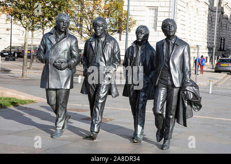 Statua di Beatles band sorge nella città di Liverpool, scolpito da Andrea Edwards Foto Stock