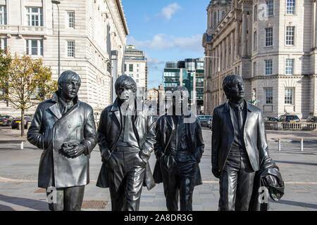 Statua di Beatles band sorge nella città di Liverpool, scolpito da Andrea Edwards Foto Stock