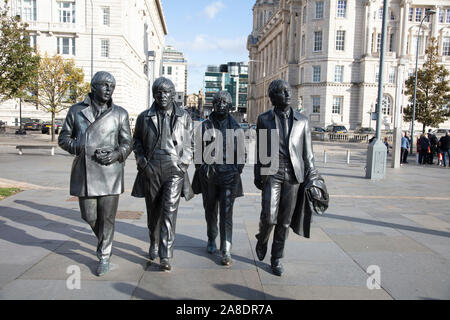 Statua di Beatles band sorge nella città di Liverpool, scolpito da Andrea Edwards Foto Stock