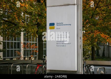 Berlino - 8 Novembre 2018: Segno della Deutsche Rentenversicherung / Assicurazione pensionistica in Kreuzberg in autunno Foto Stock