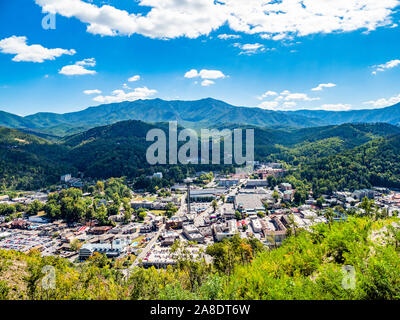 Vista generale dall'alto del centro cittadino nella Great Smoky Mountains resort città di Gatlinburg Tennessee negli Stati Uniti Foto Stock