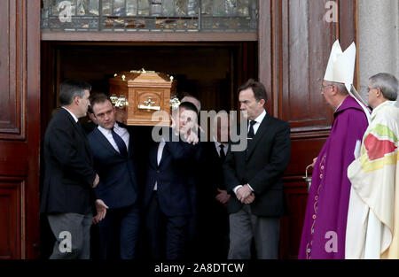 La bara del celebre emittente Gay Byrne, è portato dalla St. Mary's Pro-Cathedral a Dublino, seguendo le sue esequie. Foto Stock