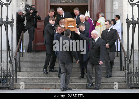 La bara del celebre emittente Gay Byrne, è portato dalla St. Mary's Pro-Cathedral a Dublino, seguendo le sue esequie. Foto Stock