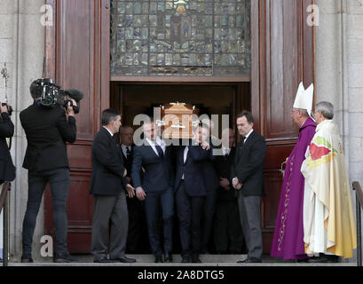 La bara del celebre emittente Gay Byrne, è portato dalla St. Mary's Pro-Cathedral a Dublino, seguendo le sue esequie. Foto Stock