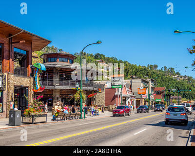 Parkway road anche se in centro di Great Smoky Mountains resort città di Gatlinburg Tennessee negli Stati Uniti Foto Stock