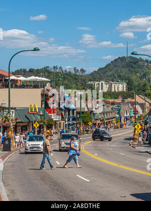 Parkway road anche se in centro di Great Smoky Mountains resort città di Gatlinburg Tennessee negli Stati Uniti Foto Stock