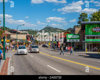 Parkway road anche se in centro di Great Smoky Mountains resort città di Gatlinburg Tennessee negli Stati Uniti Foto Stock