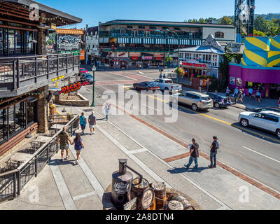 Parkway road anche se in centro di Great Smoky Mountains resort città di Gatlinburg Tennessee negli Stati Uniti Foto Stock