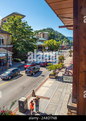 Parkway road anche se in centro di Great Smoky Mountains resort città di Gatlinburg Tennessee negli Stati Uniti Foto Stock