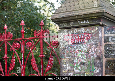 Liverpool, Regno Unito - 31 Ottobre 2019: iconica gateway rosso a Strawberry Fields in Liverpool. Reso famoso da una canzone dei Beatles Strawberry Fields Forever. Foto Stock