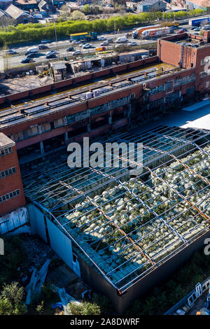 Antenna, viste dall'alto di una fabbrica abbandonata, a sinistra al declino di poveri città di Hanley, Stoke on Trent si trova vicino ad una trafficata autostrada Foto Stock