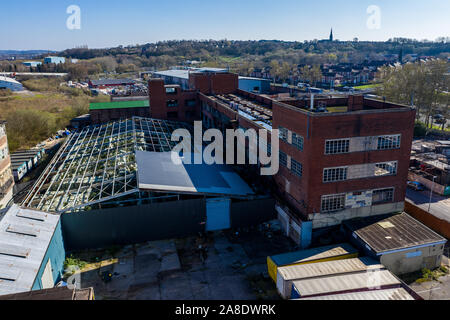 Antenna, viste dall'alto di una fabbrica abbandonata, a sinistra al declino di poveri città di Hanley, Stoke on Trent si trova vicino ad una trafficata autostrada Foto Stock