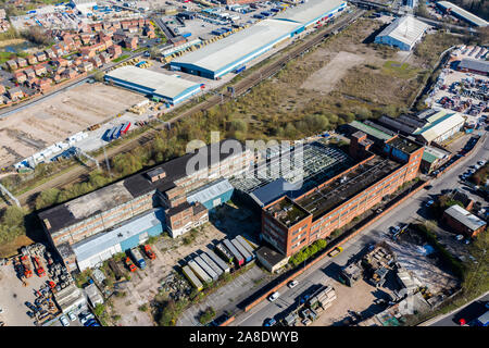 Antenna, viste dall'alto di una fabbrica abbandonata, a sinistra al declino di poveri città di Hanley, Stoke on Trent si trova vicino ad una trafficata autostrada Foto Stock