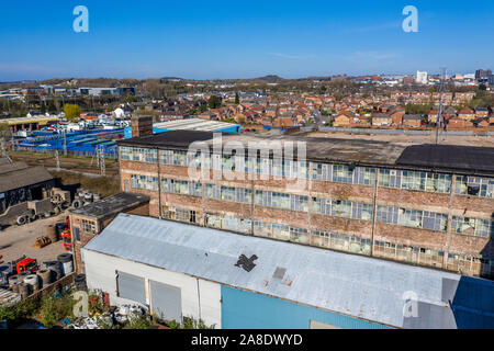 Antenna, viste dall'alto di una fabbrica abbandonata, a sinistra al declino di poveri città di Hanley, Stoke on Trent si trova vicino ad una trafficata autostrada Foto Stock