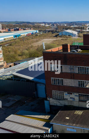 Antenna, viste dall'alto di una fabbrica abbandonata, a sinistra al declino di poveri città di Hanley, Stoke on Trent si trova vicino ad una trafficata autostrada Foto Stock