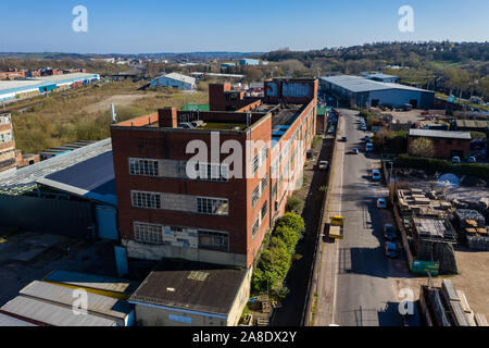 Antenna, viste dall'alto di una fabbrica abbandonata, a sinistra al declino di poveri città di Hanley, Stoke on Trent si trova vicino ad una trafficata autostrada Foto Stock