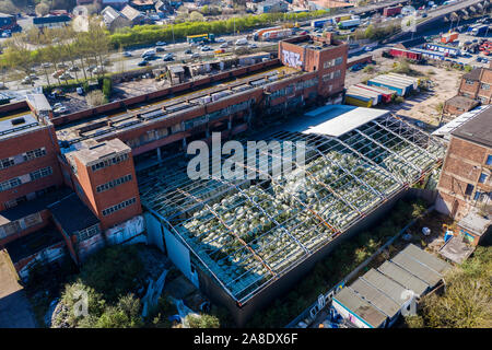Antenna, viste dall'alto di una fabbrica abbandonata, a sinistra al declino di poveri città di Hanley, Stoke on Trent si trova vicino ad una trafficata autostrada Foto Stock