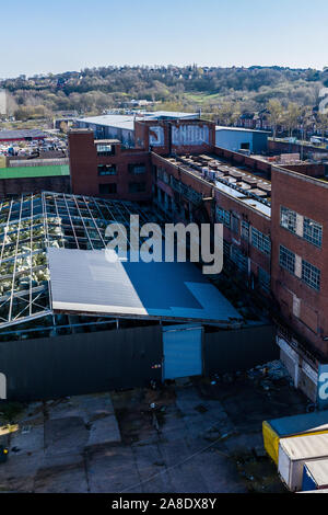 Antenna, viste dall'alto di una fabbrica abbandonata, a sinistra al declino di poveri città di Hanley, Stoke on Trent si trova vicino ad una trafficata autostrada Foto Stock