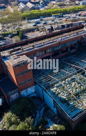 Antenna, viste dall'alto di una fabbrica abbandonata, a sinistra al declino di poveri città di Hanley, Stoke on Trent si trova vicino ad una trafficata autostrada Foto Stock