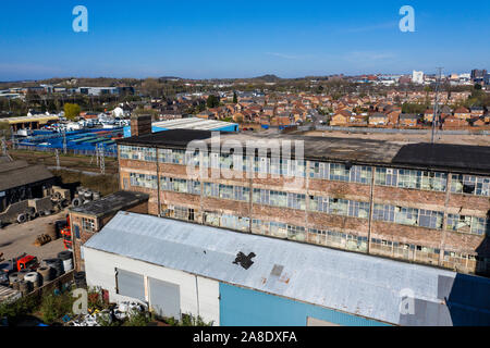 Antenna, viste dall'alto di una fabbrica abbandonata, a sinistra al declino di poveri città di Hanley, Stoke on Trent si trova vicino ad una trafficata autostrada Foto Stock