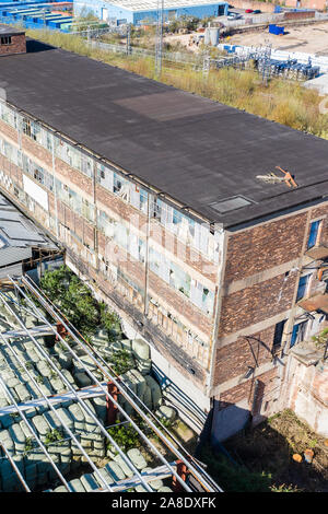 Antenna, viste dall'alto di una fabbrica abbandonata, a sinistra al declino di poveri città di Hanley, Stoke on Trent si trova vicino ad una trafficata autostrada Foto Stock