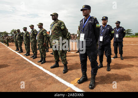 Jinja, Uganda. 7 Nov, 2019. Militari rwandesi soldati prendere parte alla parata durante la dodicesima edizione delle Forze Armate il comando Post Esercizio della Comunità dell'Africa Orientale (EAC) in Jinja, Uganda, nov. 7, 2019. Credito: Hajarah Nalwadda/Xinhua/Alamy Live News Foto Stock