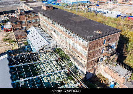 Antenna, viste dall'alto di una fabbrica abbandonata, a sinistra al declino di poveri città di Hanley, Stoke on Trent si trova vicino ad una trafficata autostrada Foto Stock