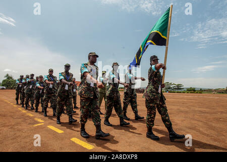 Jinja, Uganda. 7 Nov, 2019. In Tanzania i soldati militari di prendere parte alla parata durante la dodicesima edizione delle Forze Armate il comando Post Esercizio della Comunità dell'Africa Orientale (EAC) in Jinja, Uganda, nov. 7, 2019. Credito: Hajarah Nalwadda/Xinhua/Alamy Live News Foto Stock