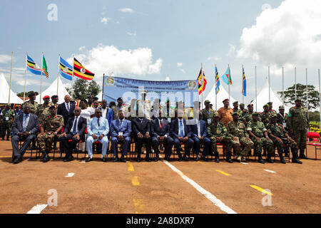 Jinja, Uganda. 7 Nov, 2019. I delegati posano per una foto di gruppo durante la dodicesima edizione delle Forze Armate il comando Post Esercizio della Comunità dell'Africa Orientale (EAC) in Jinja, Uganda, nov. 7, 2019. Credito: Hajarah Nalwadda/Xinhua/Alamy Live News Foto Stock