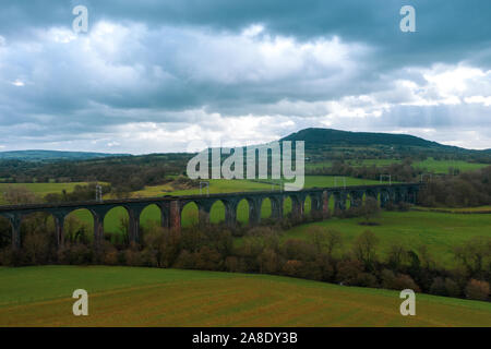 Una veduta aerea di un grande Buxton ponte ferroviario il viadotto in Derbyshire Peak District National Park, il treno via nella bellissima Derbyshire Foto Stock