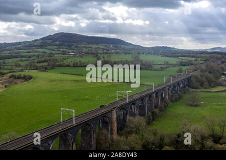 Una veduta aerea di un grande Buxton ponte ferroviario il viadotto in Derbyshire Peak District National Park, il treno via nella bellissima Derbyshire Foto Stock